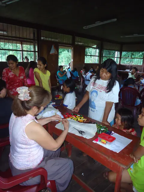 Enseñando manualidades /  Teaching crafts