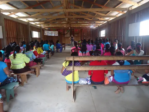 Enseñando a las mujeres / Teaching women